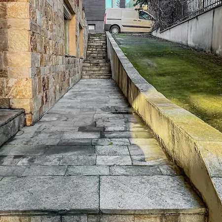 Fireplace Near Bus & Train Station דירה