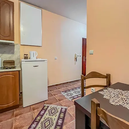 Fireplace Near Bus & Train Station Apartman