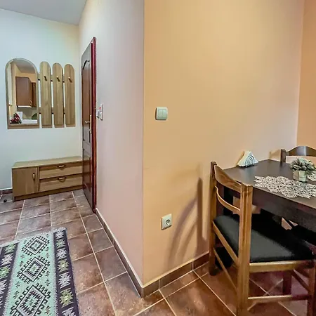 Fireplace Near Bus & Train Station Apartman